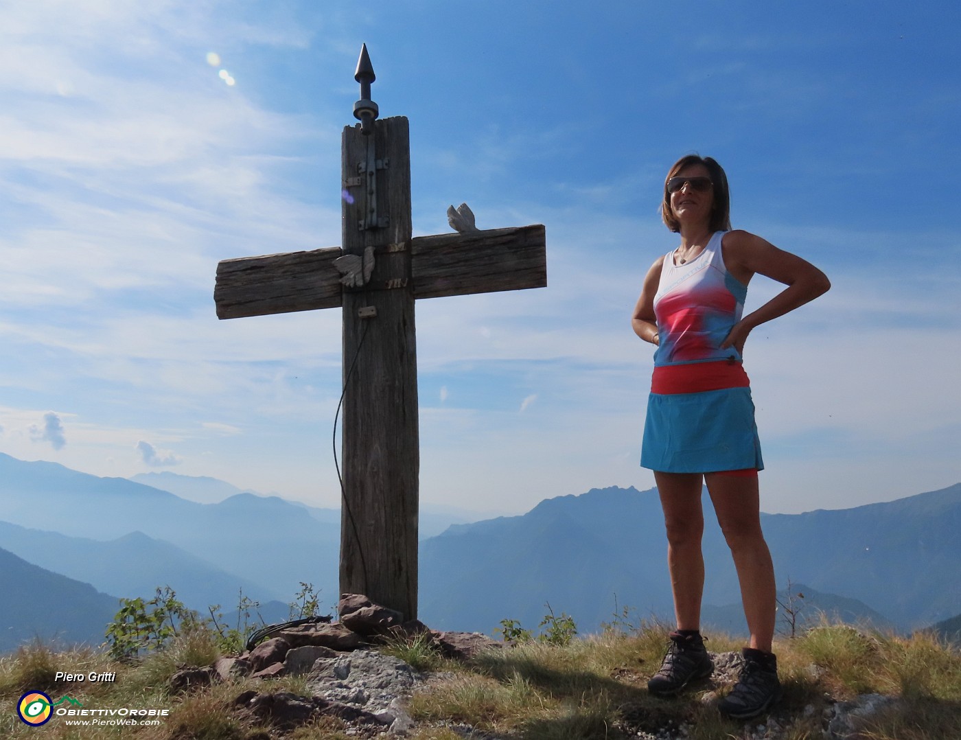 35 Alla croce del torrione del Mincucco (1832 m) con gran bella vista panoramica.JPG